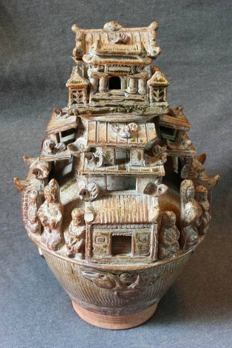 图二,晋.青瓷魂瓶,高33厘米,平底,通体施青釉.