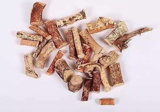 莫将断肠草误当五指毛桃 断肠草根,是一种极毒草药,外观易与五指锰乙