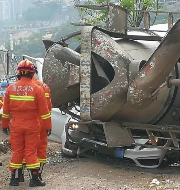 慘烈車禍!水泥罐車把寶馬車壓扁了,一死兩傷!