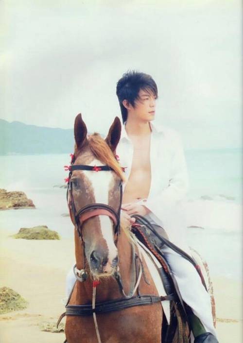 怀旧丨那些年台湾最红小鲜肉们拍过的半裸写真(华哥说黑历史能不能不