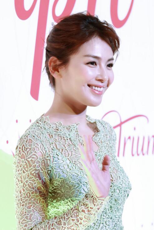 刘涛穿蕾丝裙秀傲人事业线 长裙好似哈密瓜被称赞