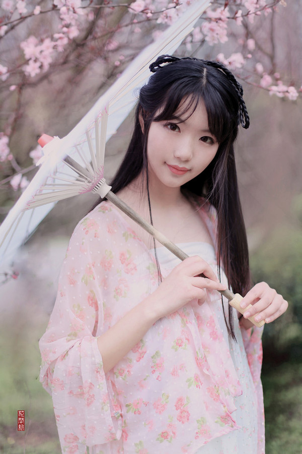 (多图)春天里桃花树下古风古色的美丽姑娘