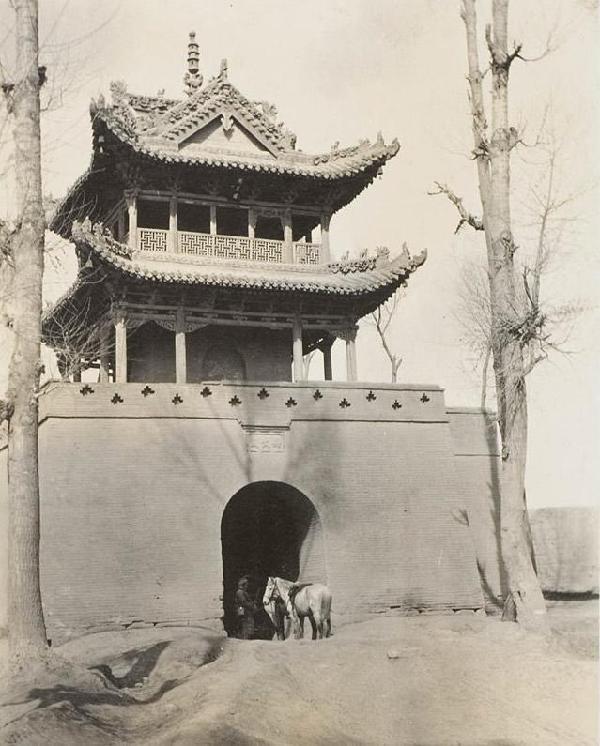 晚清令人痛心的老照片:儿童拾粪,官差是瘾君子