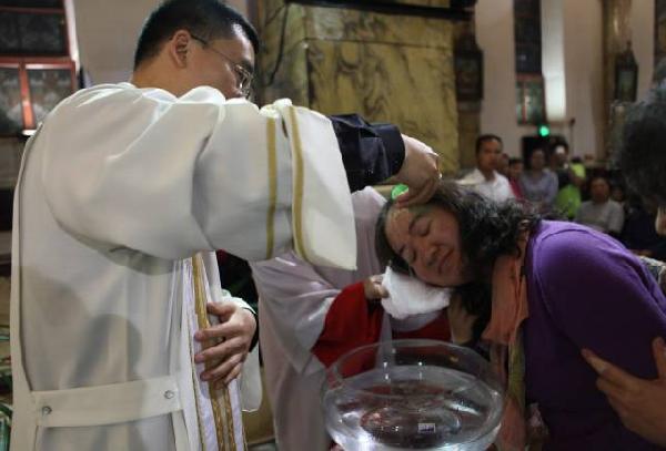 主耶稣即将复活的前夕,南堂慕道班兄弟姐妹们穿上了小白衣,接受了洗礼