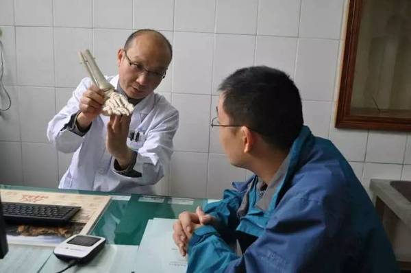 "用最小的创伤去最大限度地恢复功能,这是我一辈子的追求."李永军说.