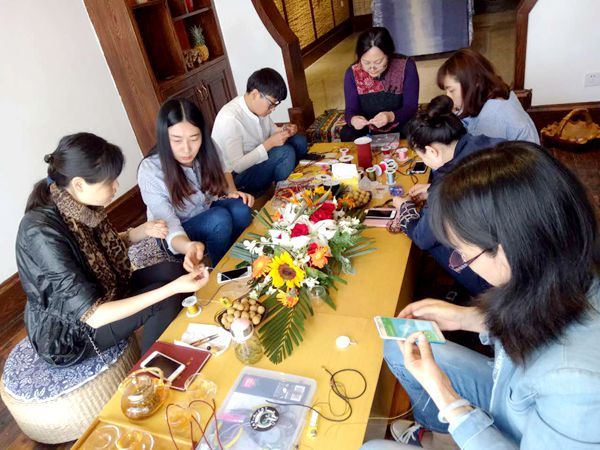 打造旅游纪念品为切入点,开展手工珠宝编织培训班为涪陵妇女创业和再