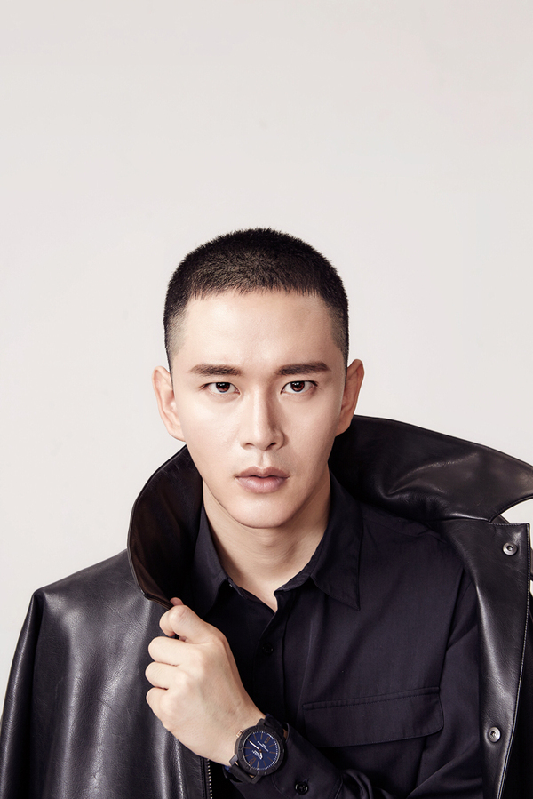 霸气外露冷峻指数爆表 ?黄明黑色皮衣写真曝光