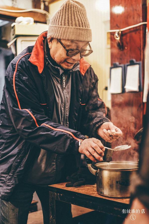 为了这一碗胡同里的卤煮,老大爷推着轮椅来的