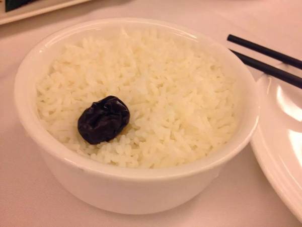 米饭只是看着好看,用的肯定是生长期比较短的大米,吃起来很硬!