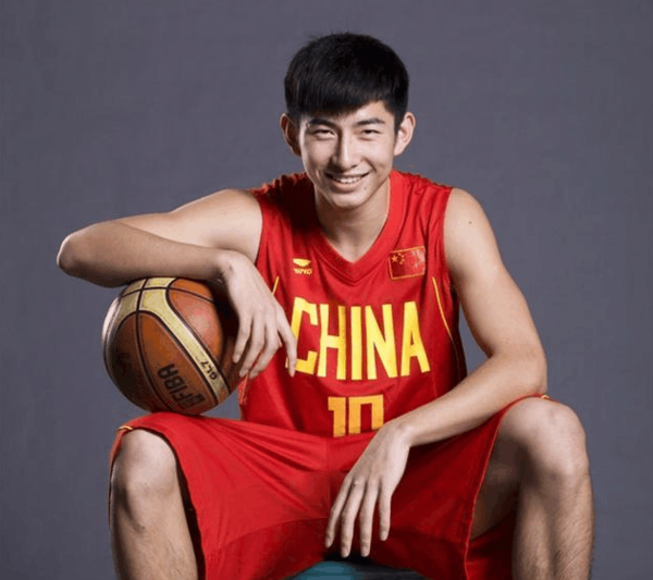 中表现最后的本土球员易立也已经32岁,衡艺丰下赛季若能回归江苏男篮