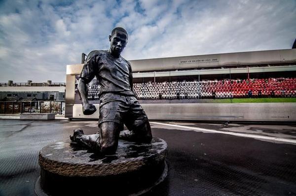 球星看到自己雕像时的反应:亨利流泪c罗哭笑不得