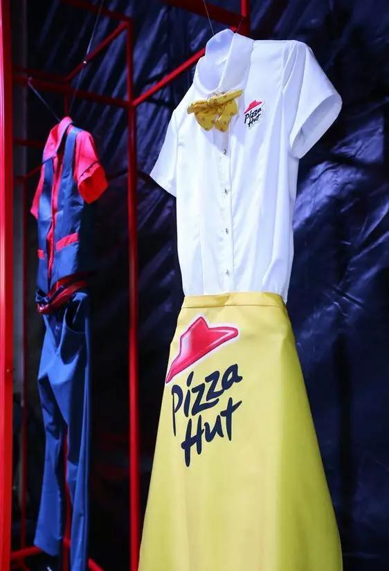 从全球211件设计作品中选出的必胜客员工制服