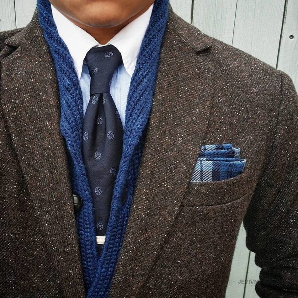 选择一款深蓝色系的领带,上面带着些许图案,不仅稳重大气,还非常时尚.