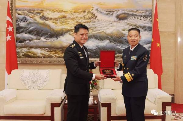 新加坡海军第171潜艇中队司令符全荣上校乘航班同期抵青,参加此次访问