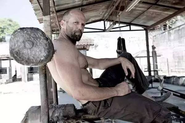 光头 下面几张照片你们随意感受一下 ▼ 帅也只是杰森的一面 他那硬汉