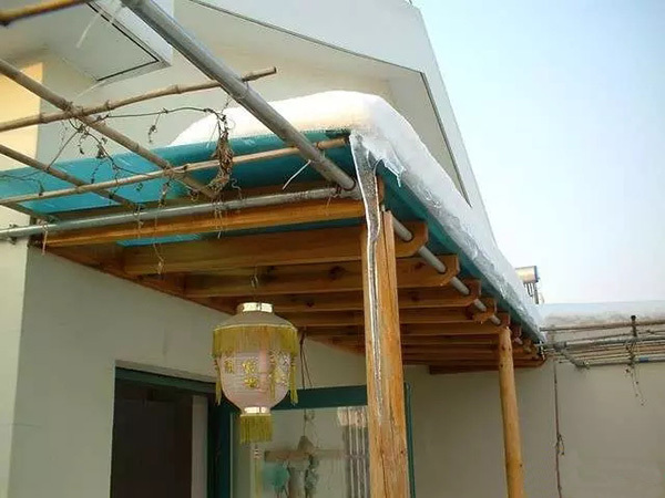 买的雨棚用一段时间就变形 !还是自己做的扎实