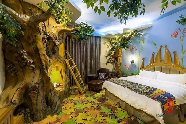 本来每次出来都喜欢挤到我们大床上的她,这次早早的钻进了她的树洞