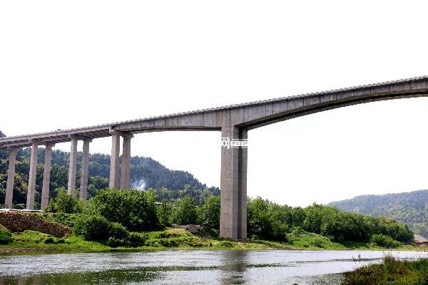 5米,巴河特大桥位于巴州区梁永镇,为双向四车道,桥梁全长697.