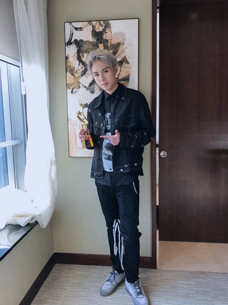 孙子涵获最受粉丝喜爱歌手奖 现场与粉丝甜蜜互动