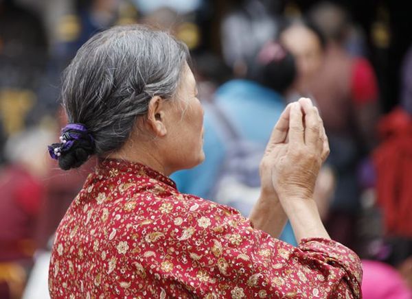 西藏拉萨大昭寺,藏族同胞在朝拜中展示的独特文化符号