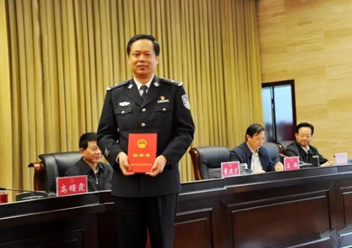 侯钦东同志任信阳市公安局局长(图)