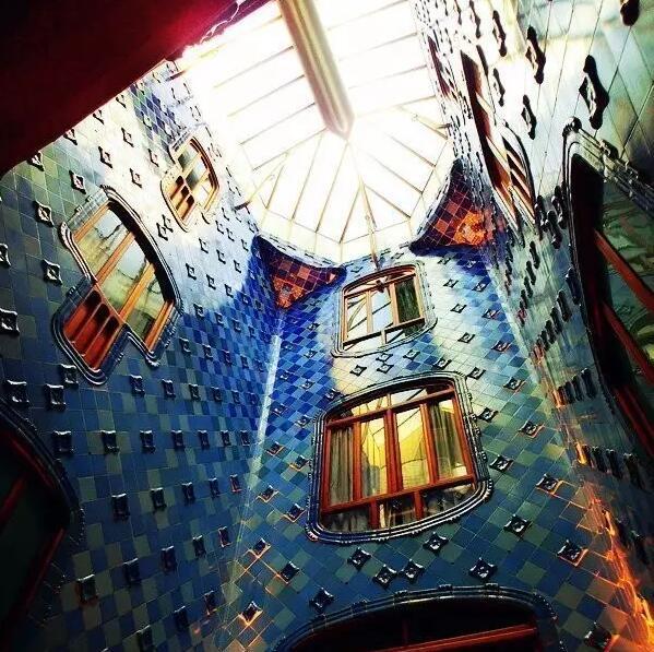 当墙上打满马赛克,这房子就不一般了