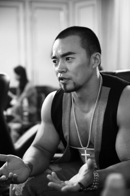 《寒山令》霸屏重袭 酒窝硬汉王巍秒变嗜血狂魔