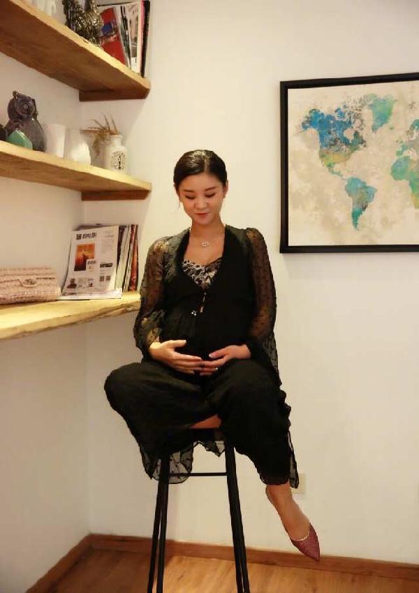 准妈妈李小萌微博晒孕照 梳盘发绝美耀人眼的发型