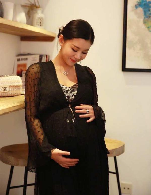 准妈妈李小萌微博晒孕照 梳盘发绝美耀人眼的发型