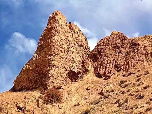 塔什库尔干河的北面就是传说中"汉日天种美丽神话"公主堡的遗址.