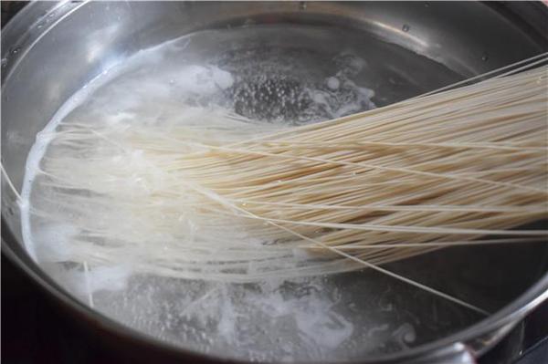 周末煮了一锅西红柿面条,两顿都在这里