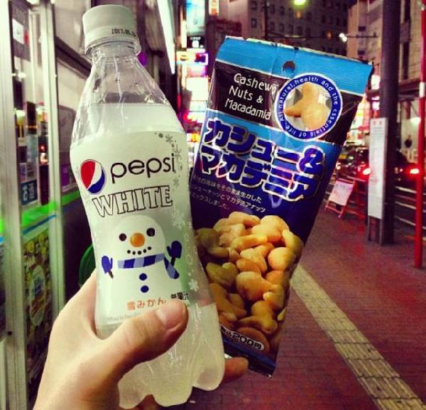 酸奶味的可乐出自百事,白色包装,白色液体,取名pepsi white.