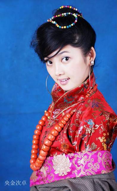 甘肃人,中国知名女歌手,代表作:《爱在布达拉》,《才仁啦》 旺卓措