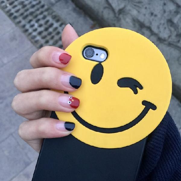二是到美甲店当学徒,通过美甲师指导,观摩美甲师美甲等方式进行学习