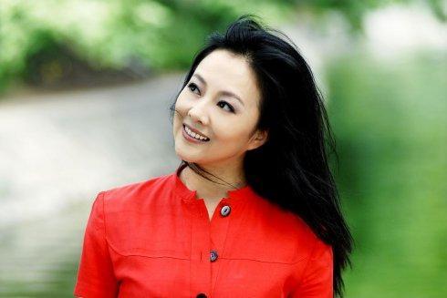 梁丽在12岁时就考上宝鸡市歌舞团,经常出演各类舞台剧,歌曲剧,积累了