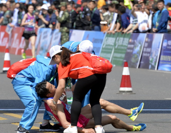 全运会马拉松赛多名选手体力不支晕倒被抬出-体育频