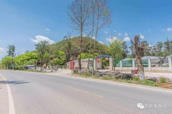 大概下午两点半,炙热的太阳烤着大地,汗水都快浸湿衣服了,我们想找个