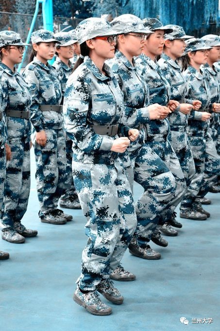 你穿上軍裝, 練習站軍姿,踢正步,齊步走