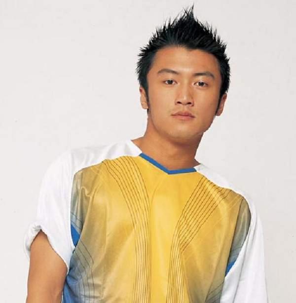 谢霆锋的飞机头样式有些老气,不过在那个年代,这样的发型已经潮到爆