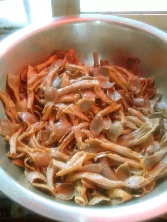 我们同北京的厨师朋友选取了上好的鸭子 填充好精选鸭鞭 将它们用老