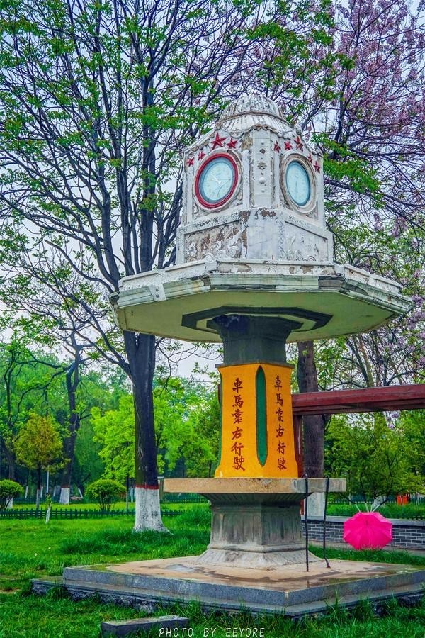 四面钟起到交通信号灯和计时的双重作用.