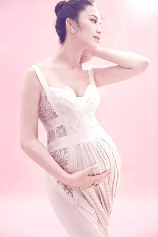 吃鲸| "新晋辣妈"林心如微博晒大肚照,众女星的孕期写真谁最美?