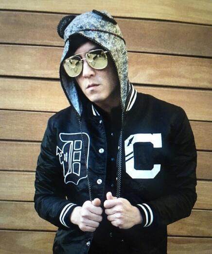 陈冠希发问"谁将站在我边",这装扮很酷