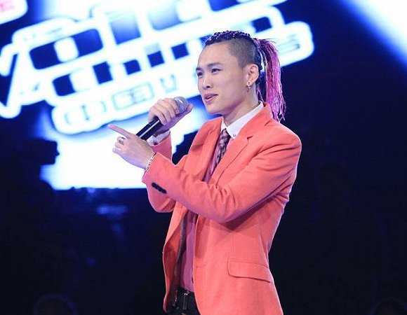 张玮是2012年第一季《中国好声音》那英组的学员,以一曲轻摇滚风格的