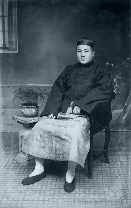 1921 - 1924年,中西混搭的马褂,布鞋加手杖太阳帽成为潮流.