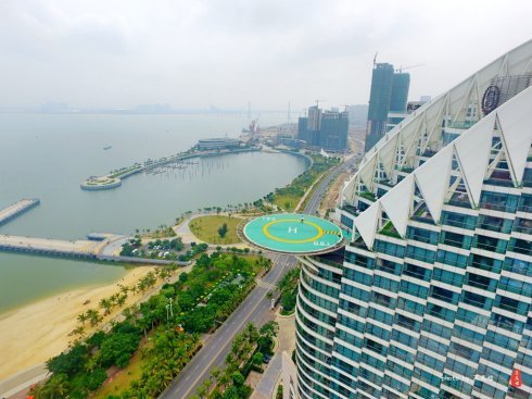 在湛江民大喜来登酒店的停机坪上玩航拍.找到我了没.