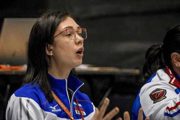 1980年出生的加莫娃,身高2米02,曾经的世界第一攻手,代表俄罗斯征战了