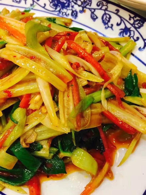 野鸡红,胡萝卜丝炒芹菜丝,名字勾人口感相搭,属于川菜里少?