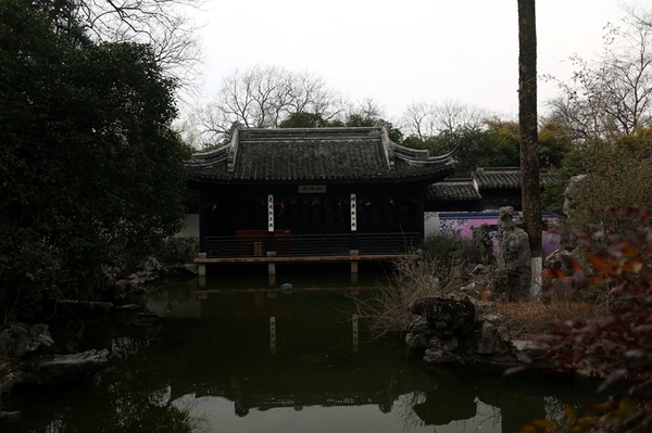 "碧鲜庵"三字是唐朝太守凤翔节度使李镔所书,魏楷,字体丰腴,端庄雍容.