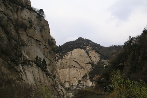 从蓝田县城出发,去王顺山国家森林公园,要借道312国道,其间的秦岭蓝小